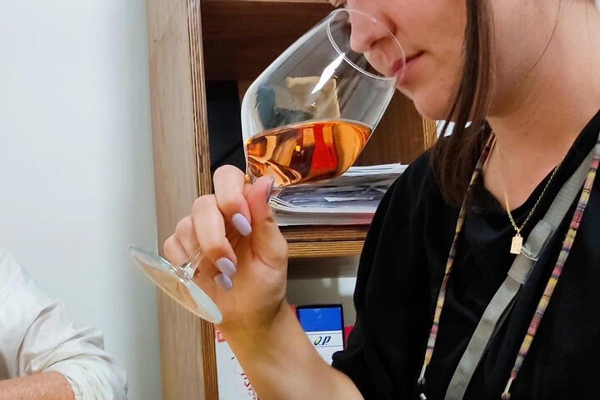 una donna sta bevendo un bicchiere di vino