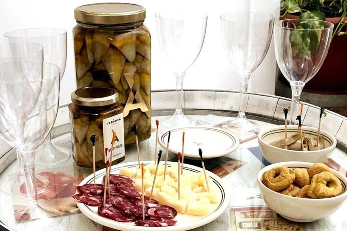 o masă acoperită cu farfurii cu mâncare și pahare de vin