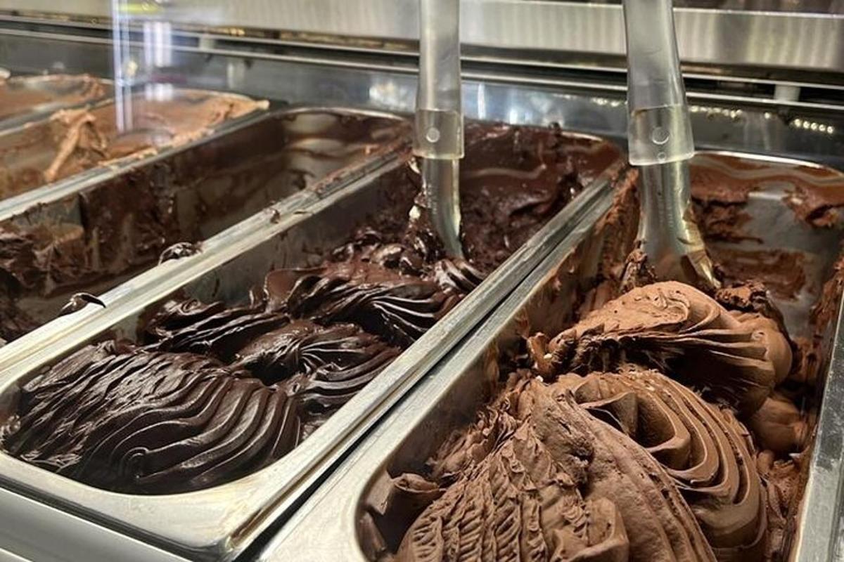un mucchio di torte al cioccolato in una vetrina