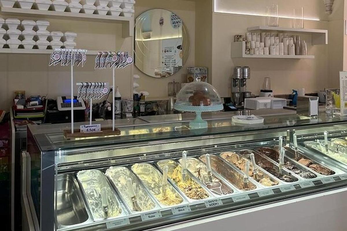 una vetrina da panetteria con tanti tipi diversi di pasticcini