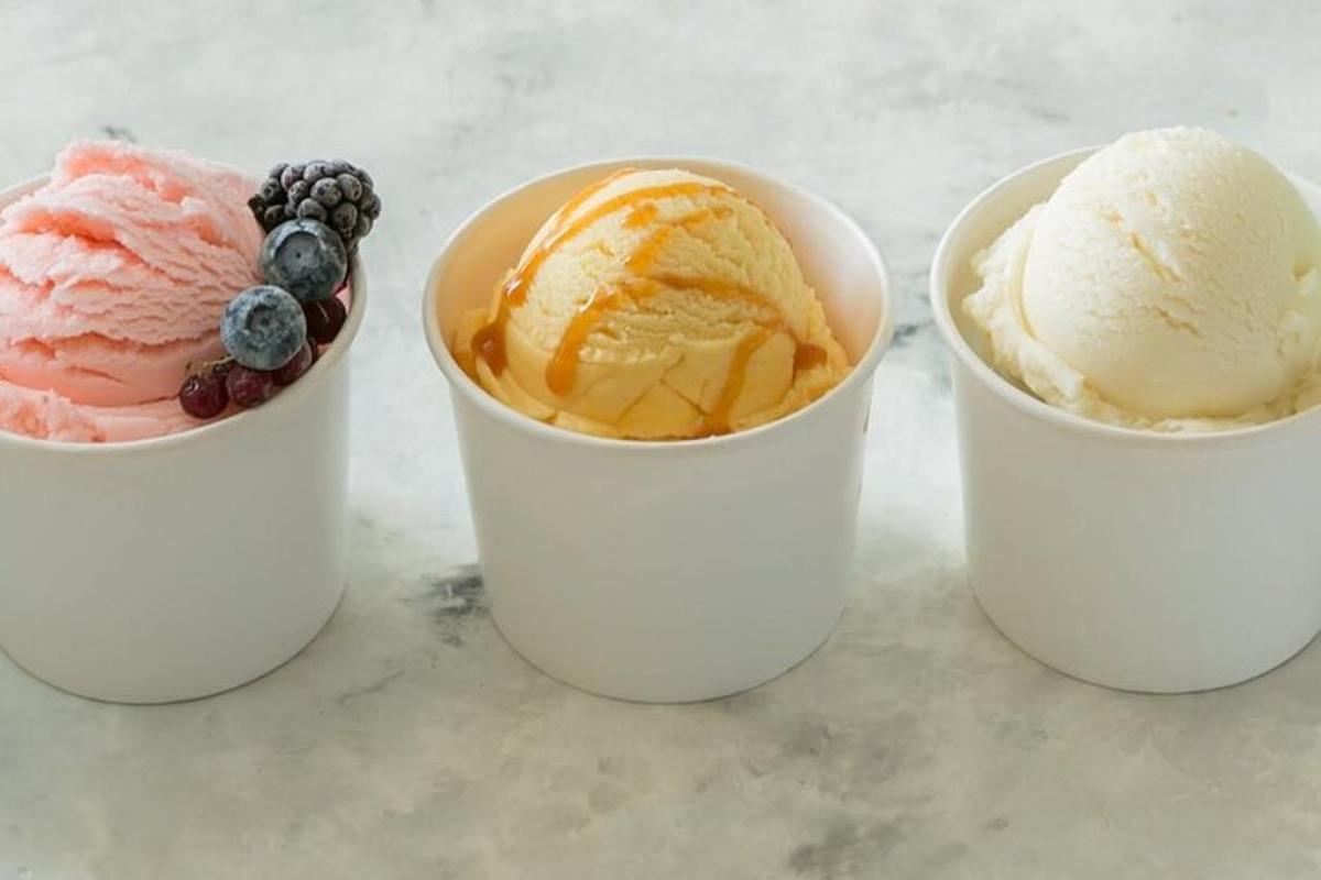 tre coppe di gelato su un tavolo