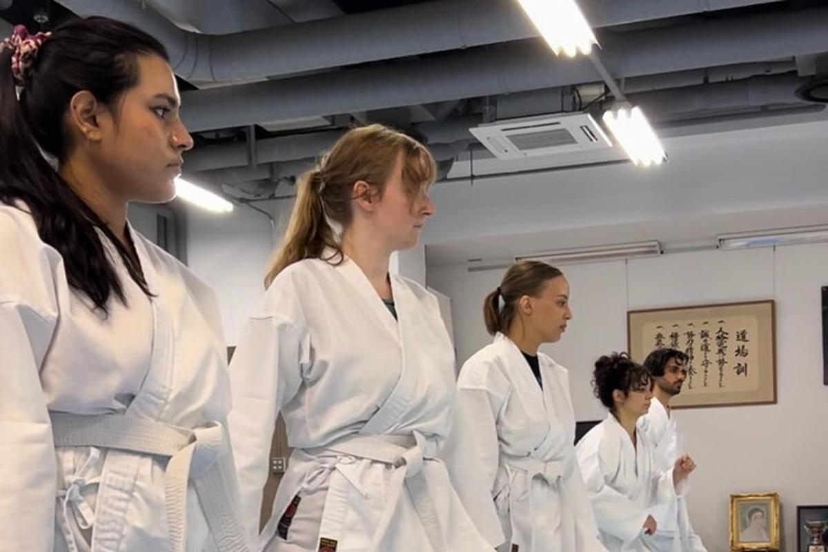 一群穿着白色制服的女人站在房间里