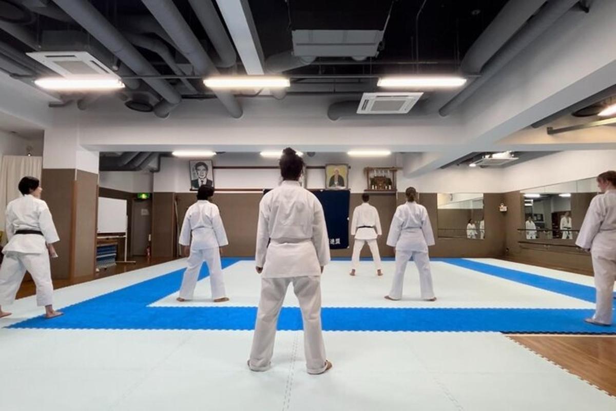 Skupina lidí v bílých kimonech cvičících karate
