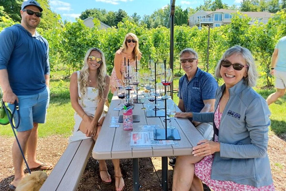 grupa ljudi sjedi oko stola za piknik