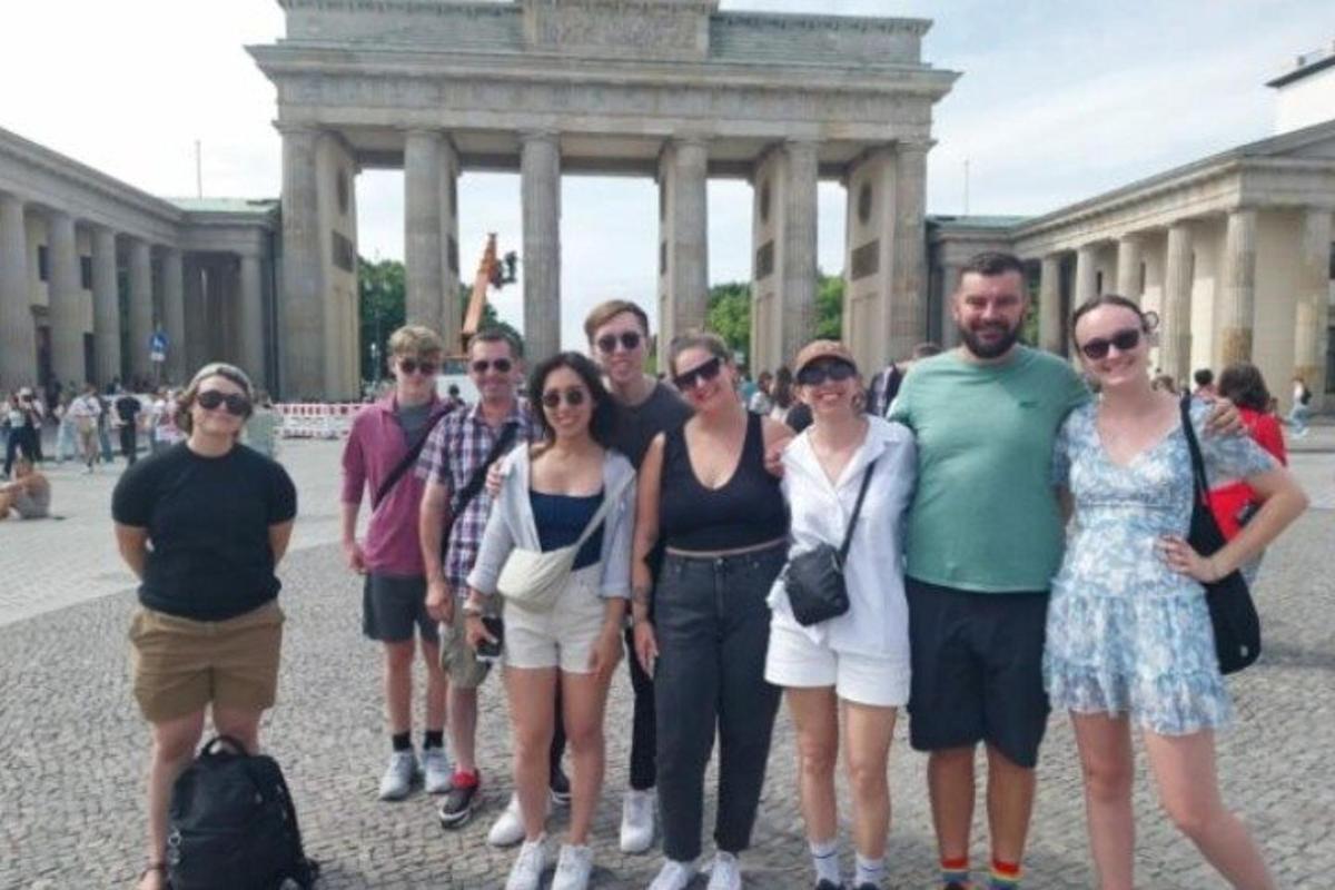 grupp inimesi, kes seisavad hoone ees