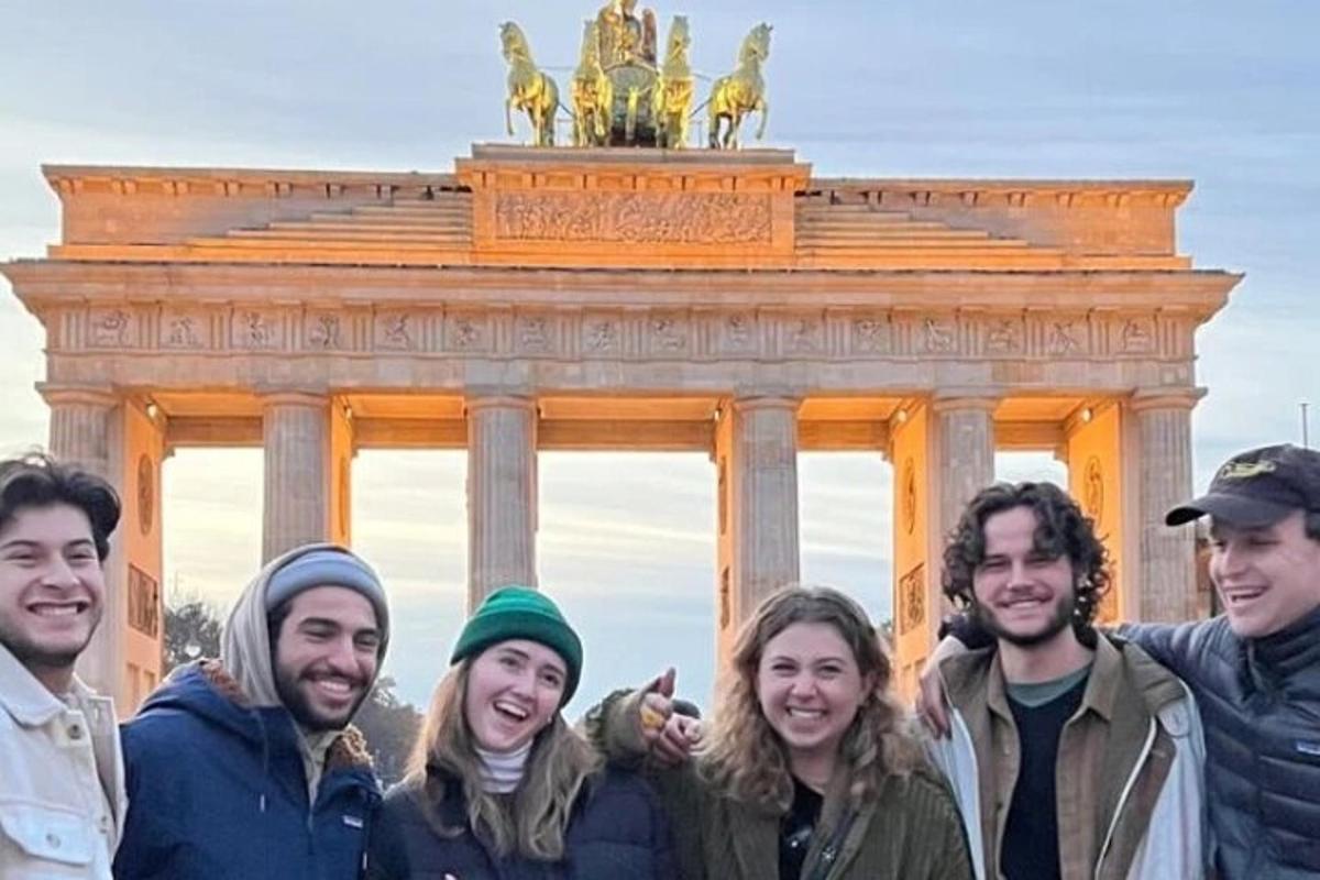 grupp inimesi seisab Brandenburgi värava ees