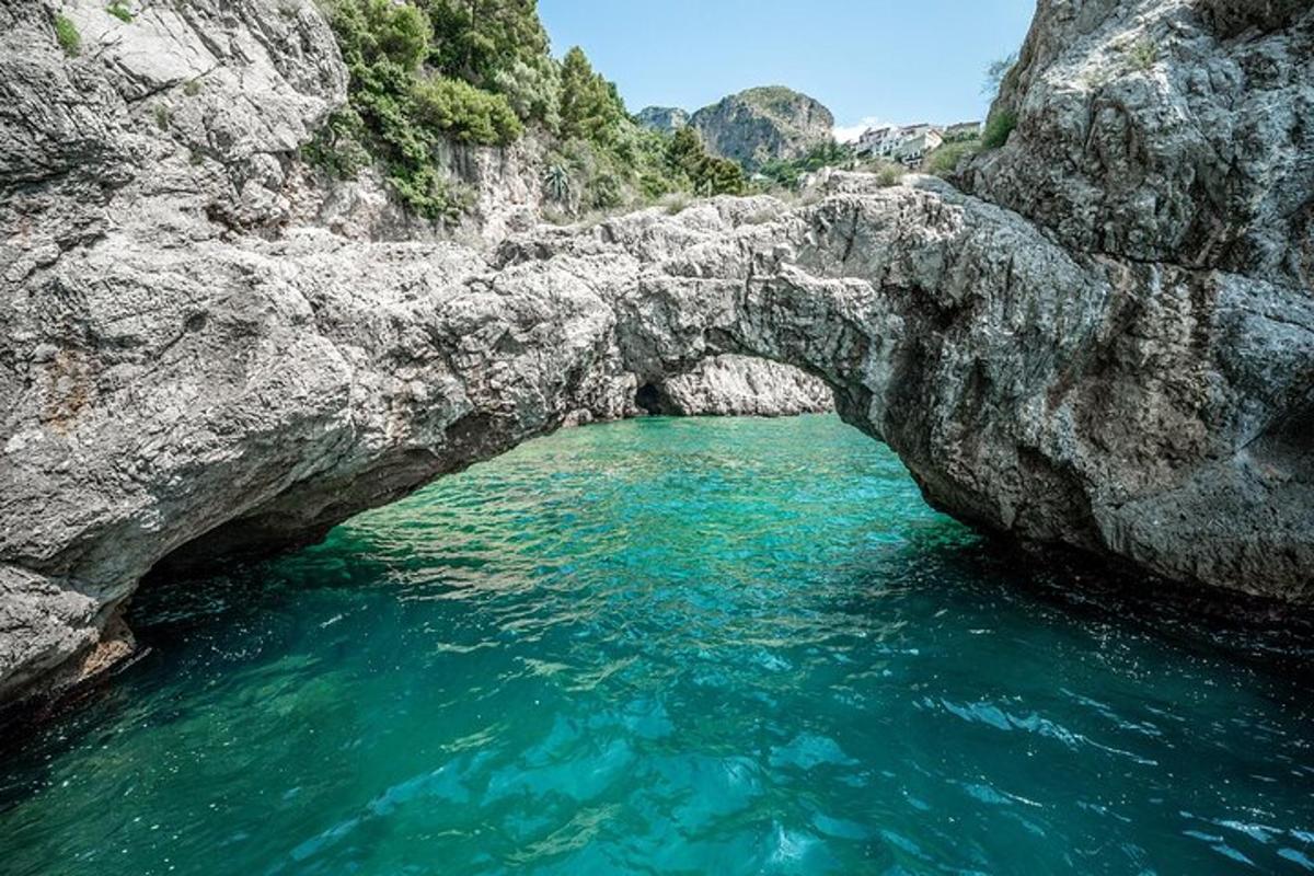 un pont de pedra sobre una massa d'aigua