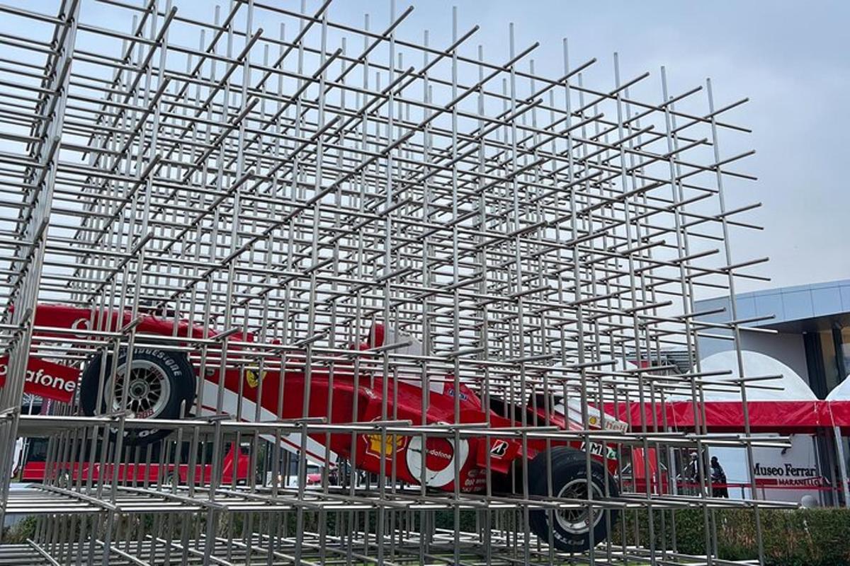 金属结构下的一辆红色消防车