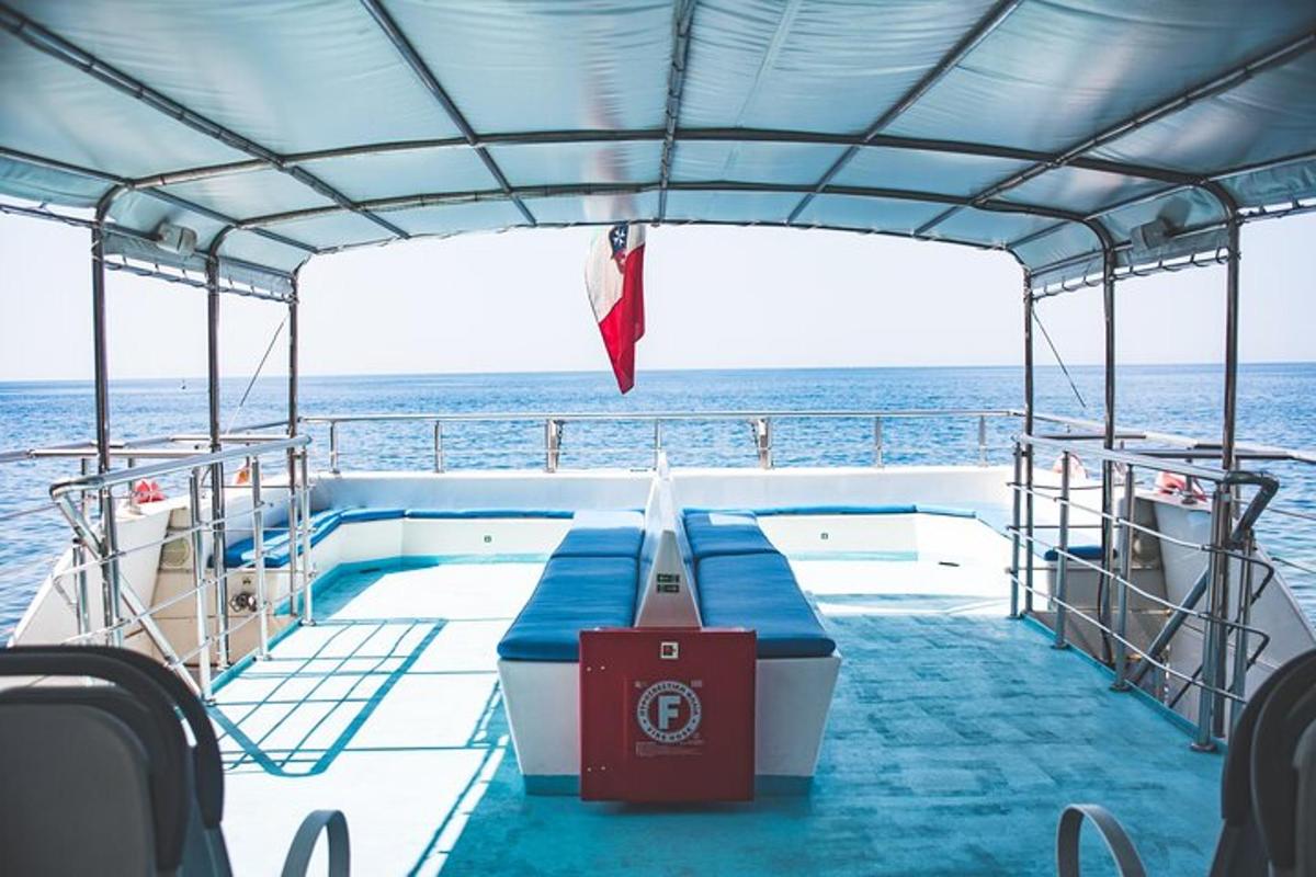 ein Bootsdeck mit Blick auf das Meer