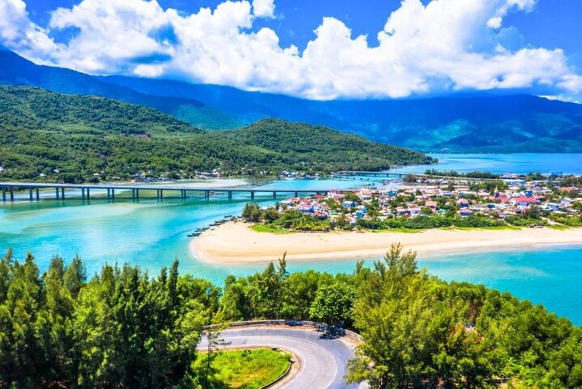 pogled na plažo z mestom in mostom