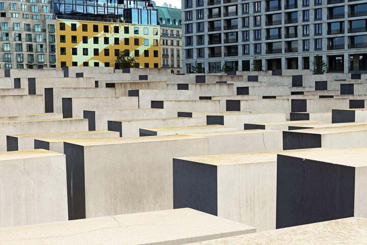 um conjunto de degraus de concreto em uma cidade com edifícios