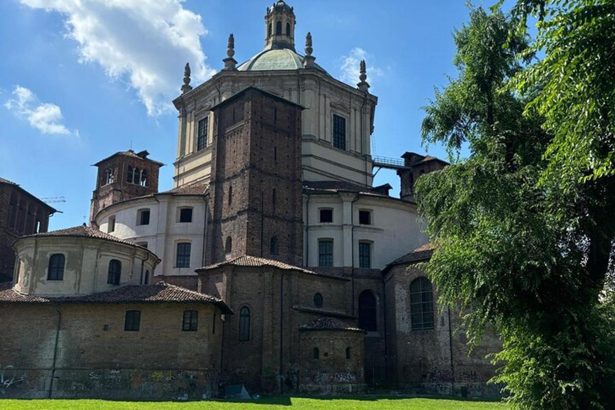 un vecchio edificio con una torre in cima