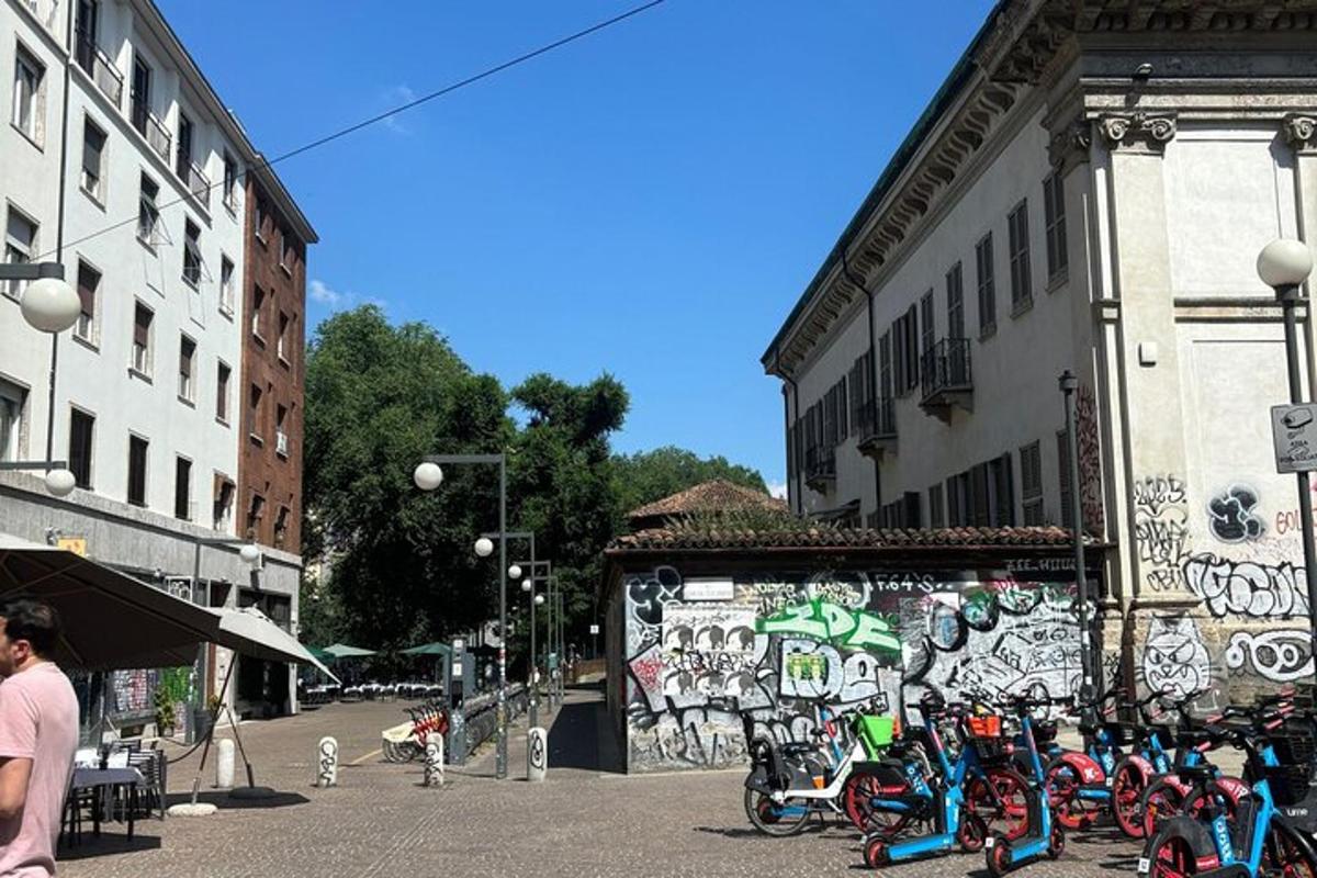 een groep motorfietsen geparkeerd naast een gebouw met graffiti