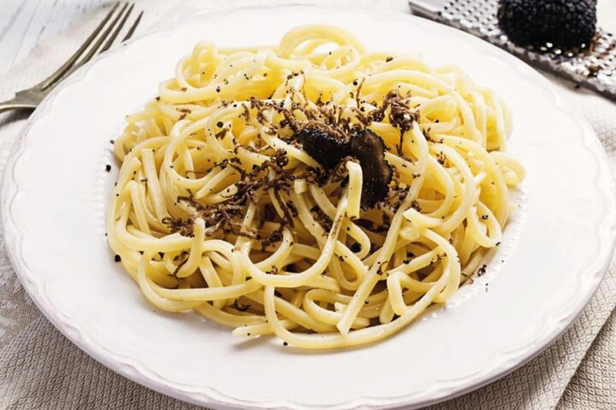 een bord pasta op een wit bord