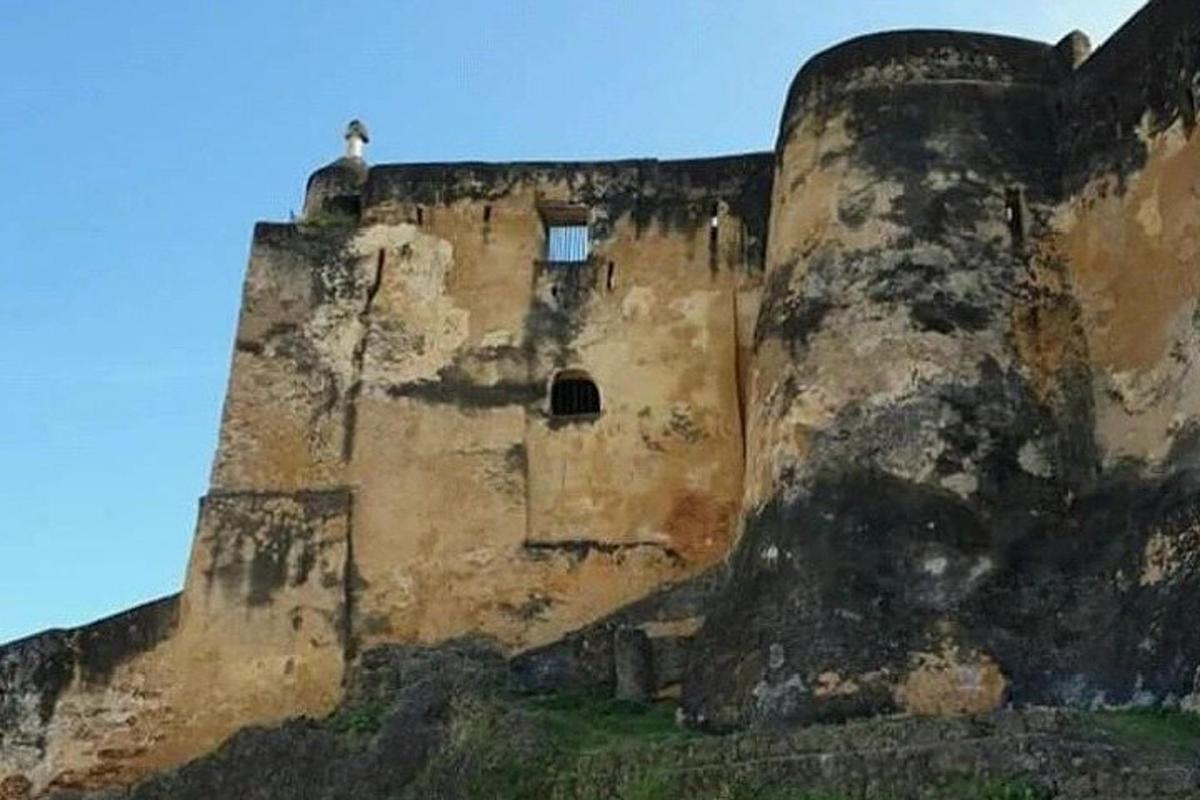 стара зграда која се налази на врху планине