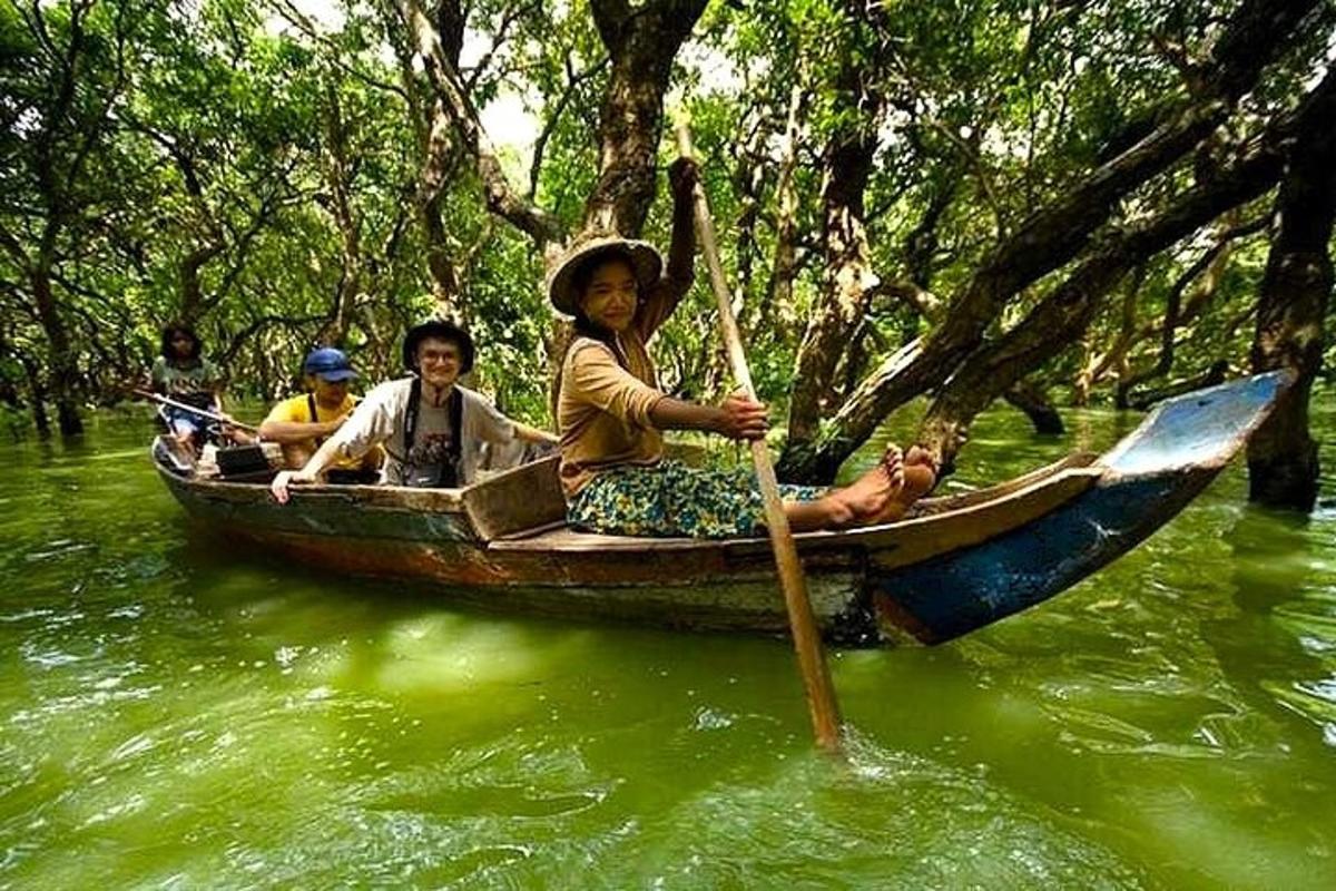 un gruppo di persone su una barca su un fiume