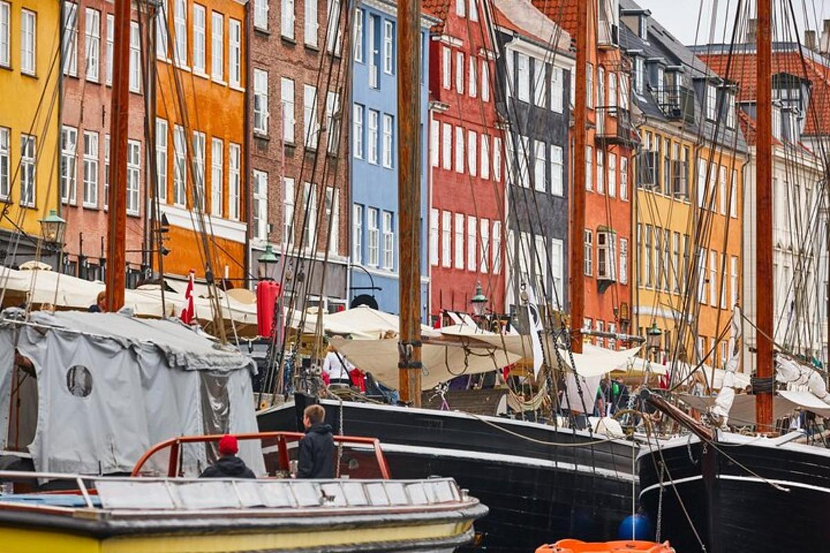 um barco está atracado em um porto com edifícios