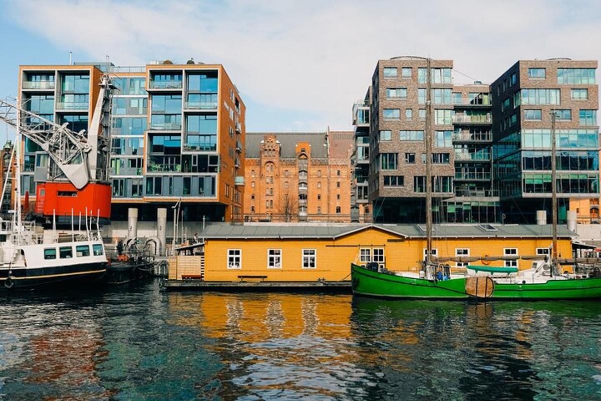 um grupo de barcos atracados na água perto de edifícios