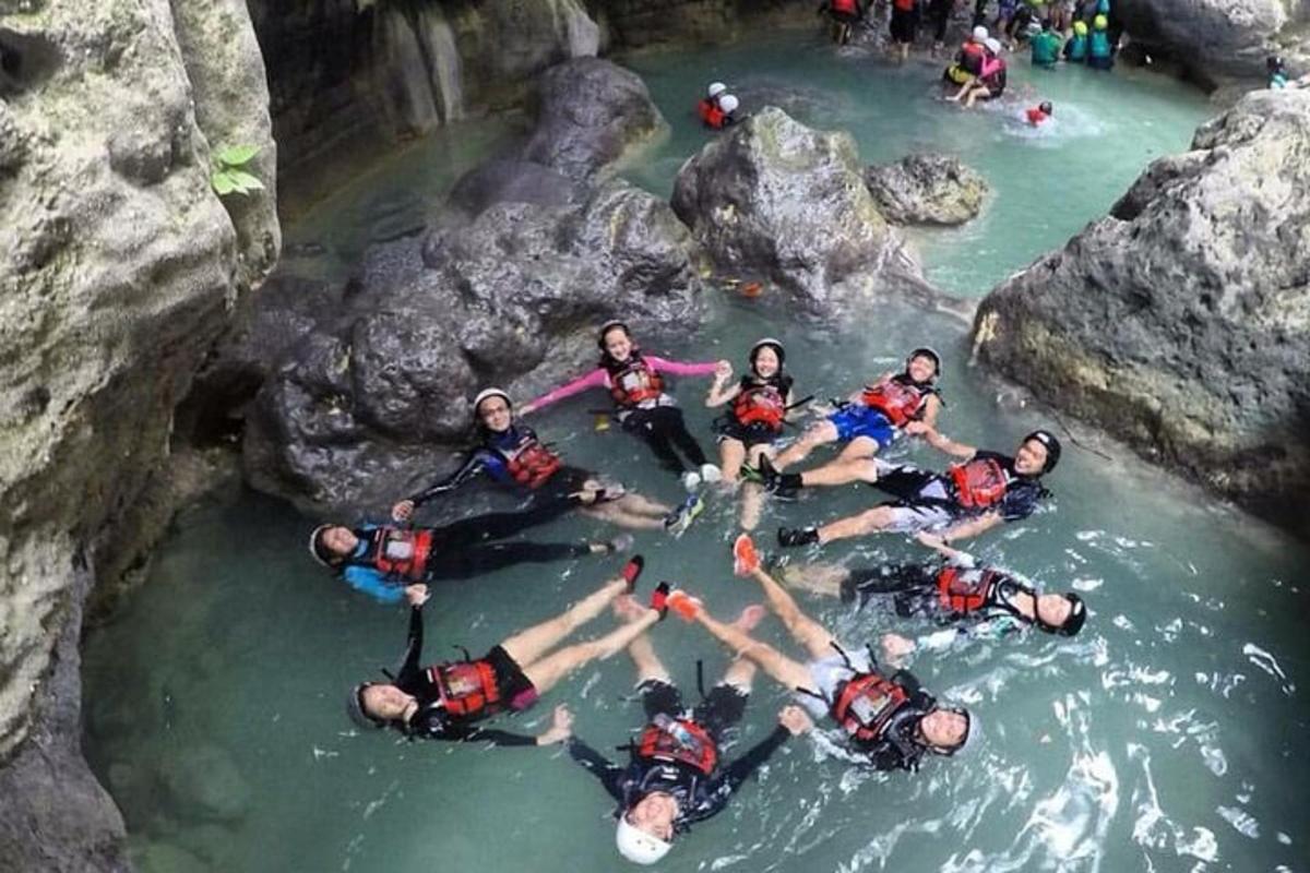 một nhóm người trên bè dưới nước