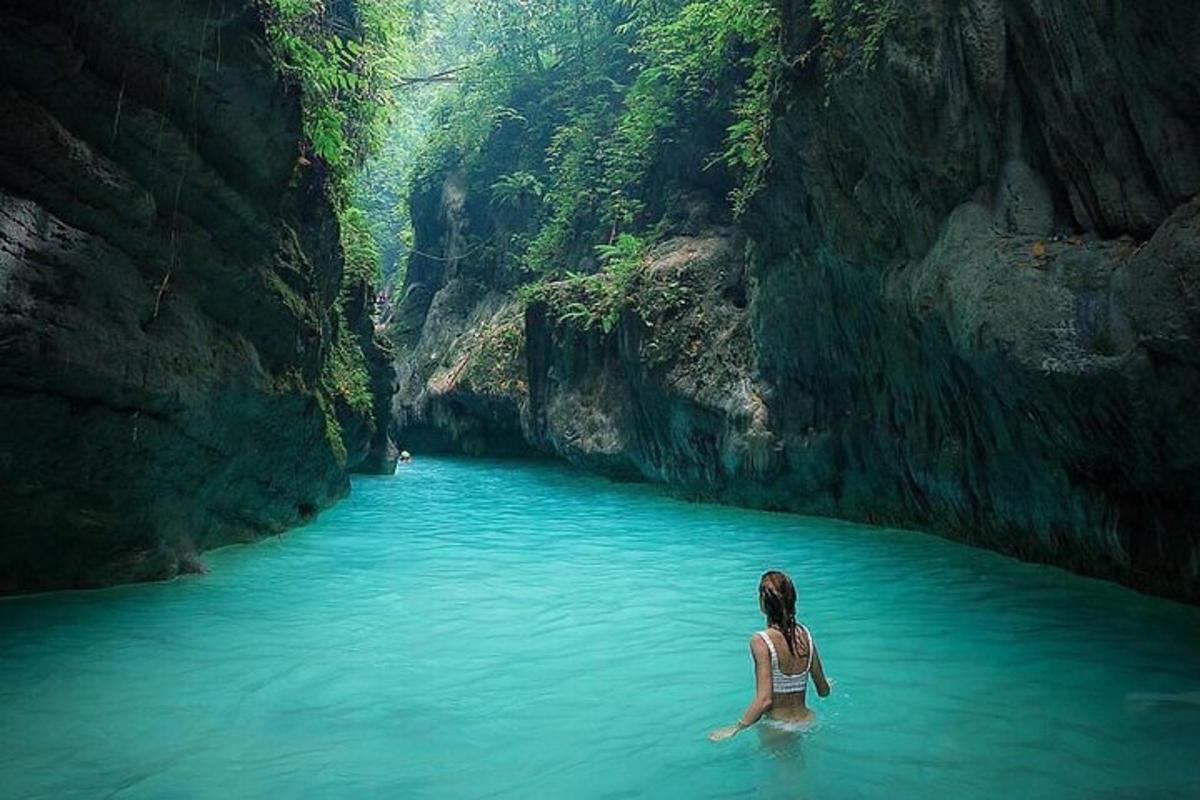 eine Frau, die im Wasser eines Flusses steht
