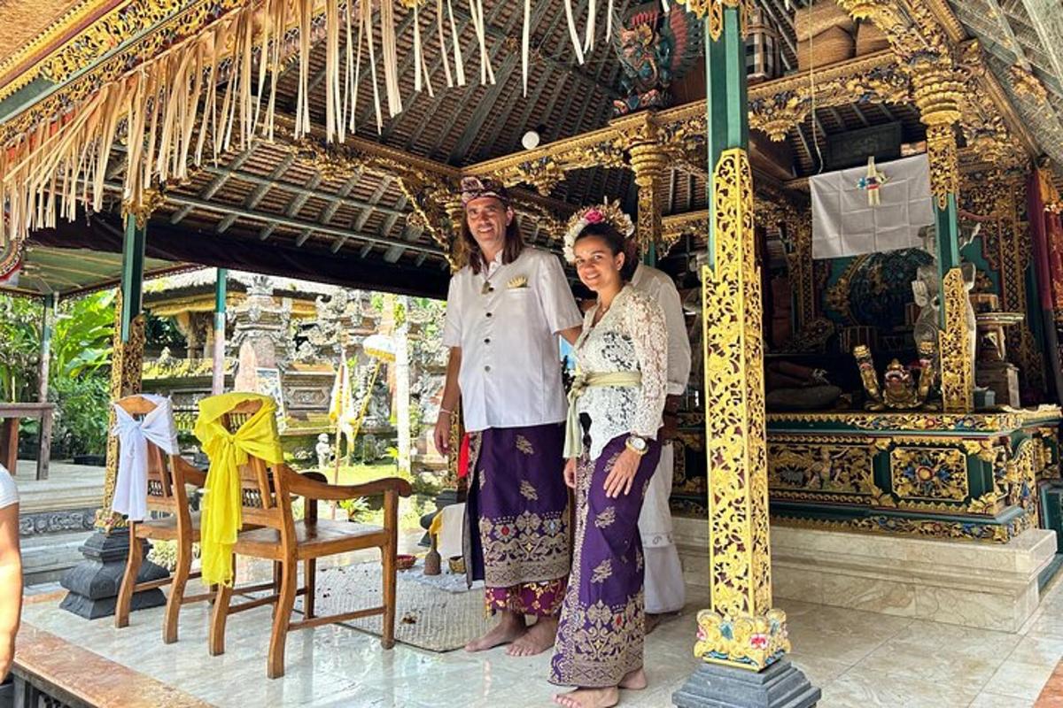 dalawang babae ang nakatayo sa harap ng isang templo