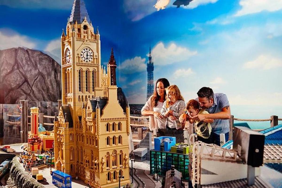 sekelompok orang berdiri di samping model menara jam