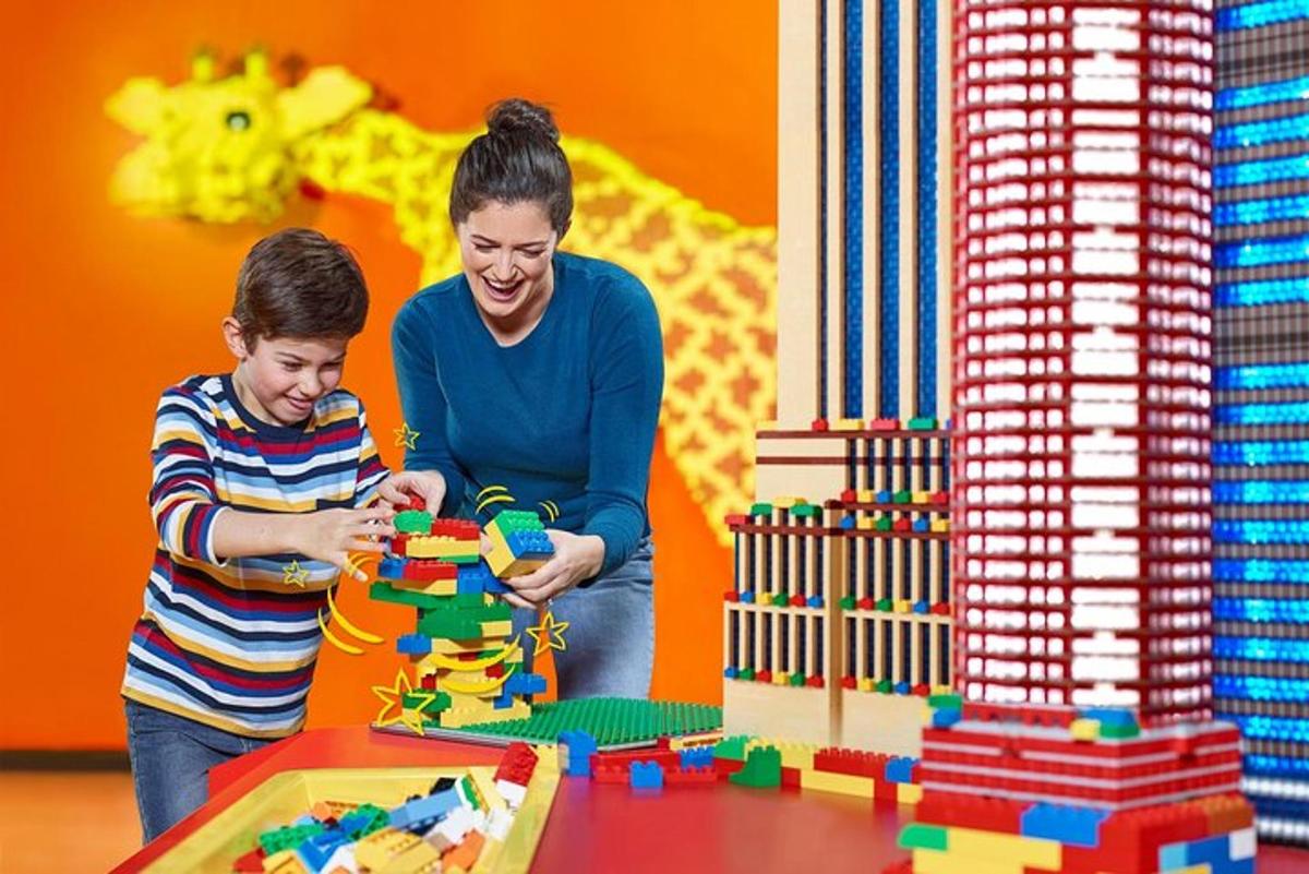 seorang wanita dan seorang anak laki-laki bermain dengan lego