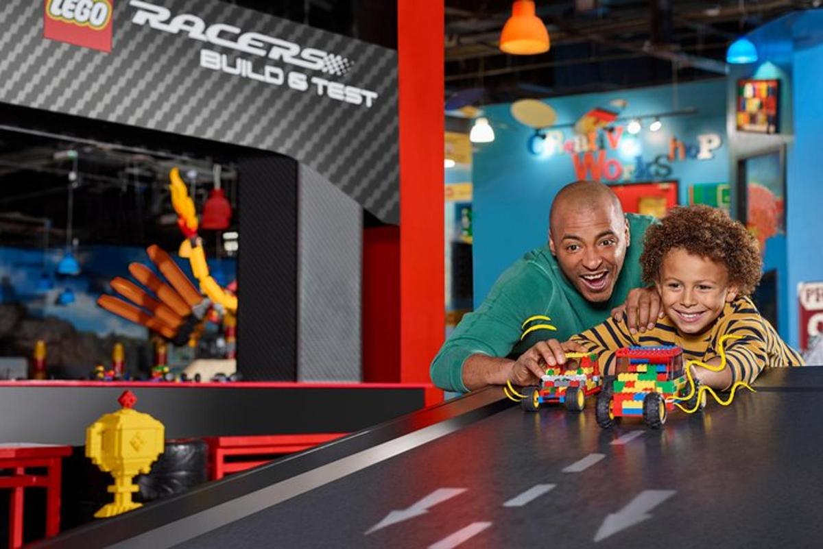 seorang pria dan seorang anak bermain dengan meja lego