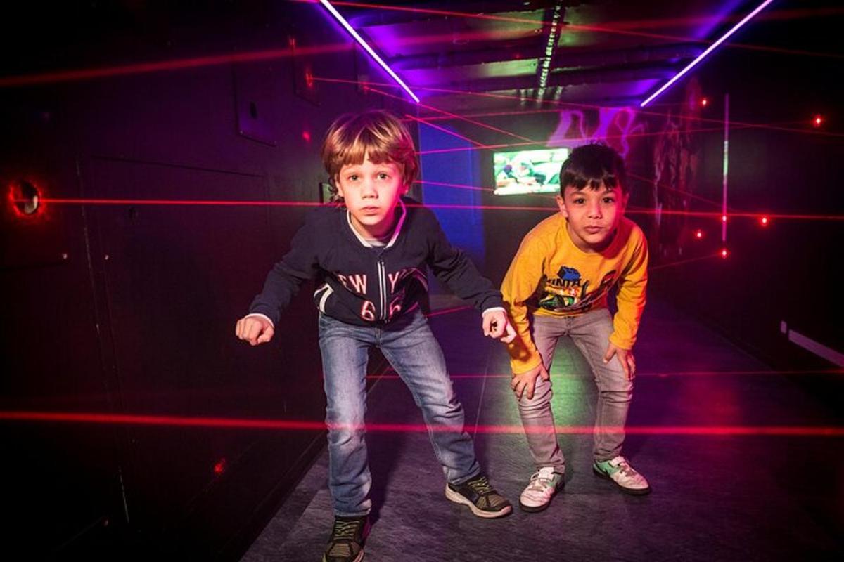 dua anak laki-laki sedang bermain trampolin