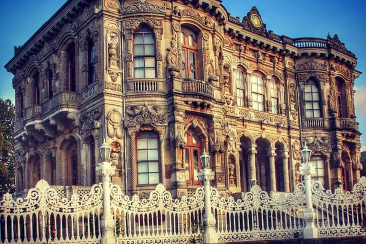 старое здание с забором перед ним
