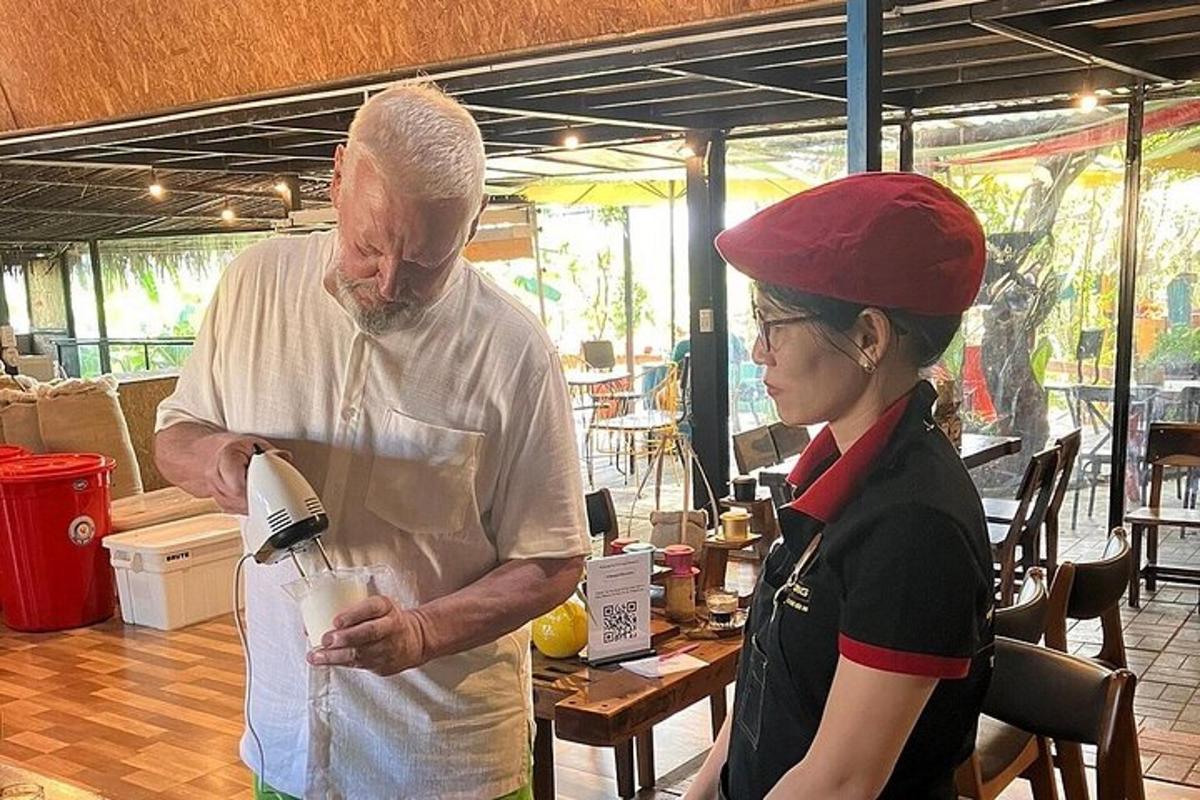 Un hombre de pie junto a una mujer sosteniendo una licuadora.