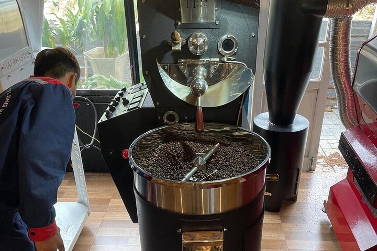 un bărbat care stă lângă un aparat de cafea