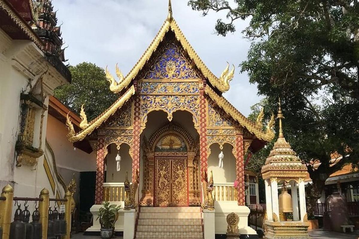 một tòa nhà nhỏ có cổng ở phía trước tòa nhà