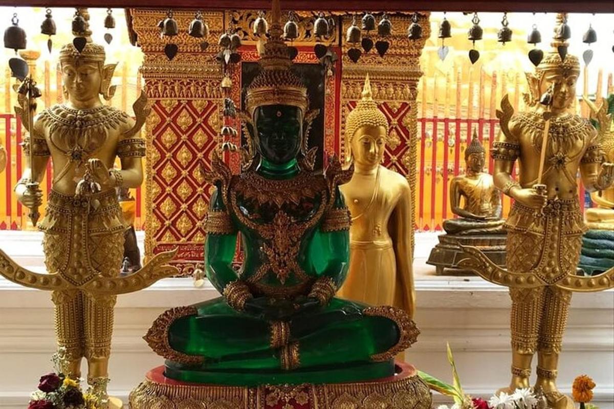 một nhóm tượng vàng và xanh lá cây trên bàn