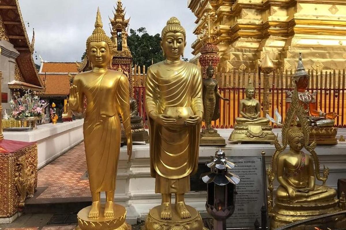 Un grupo de estatuas de oro en exhibición en un templo.