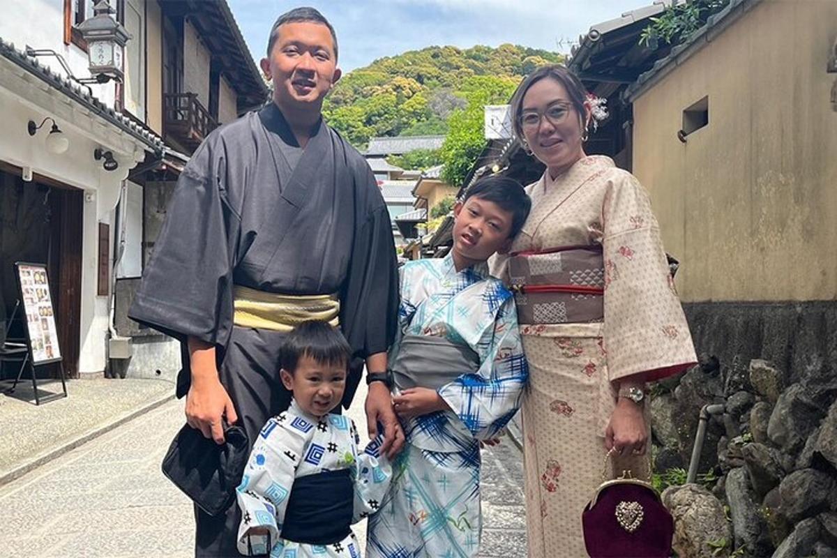 Un hombre, una mujer y dos niños posando para una fotografía