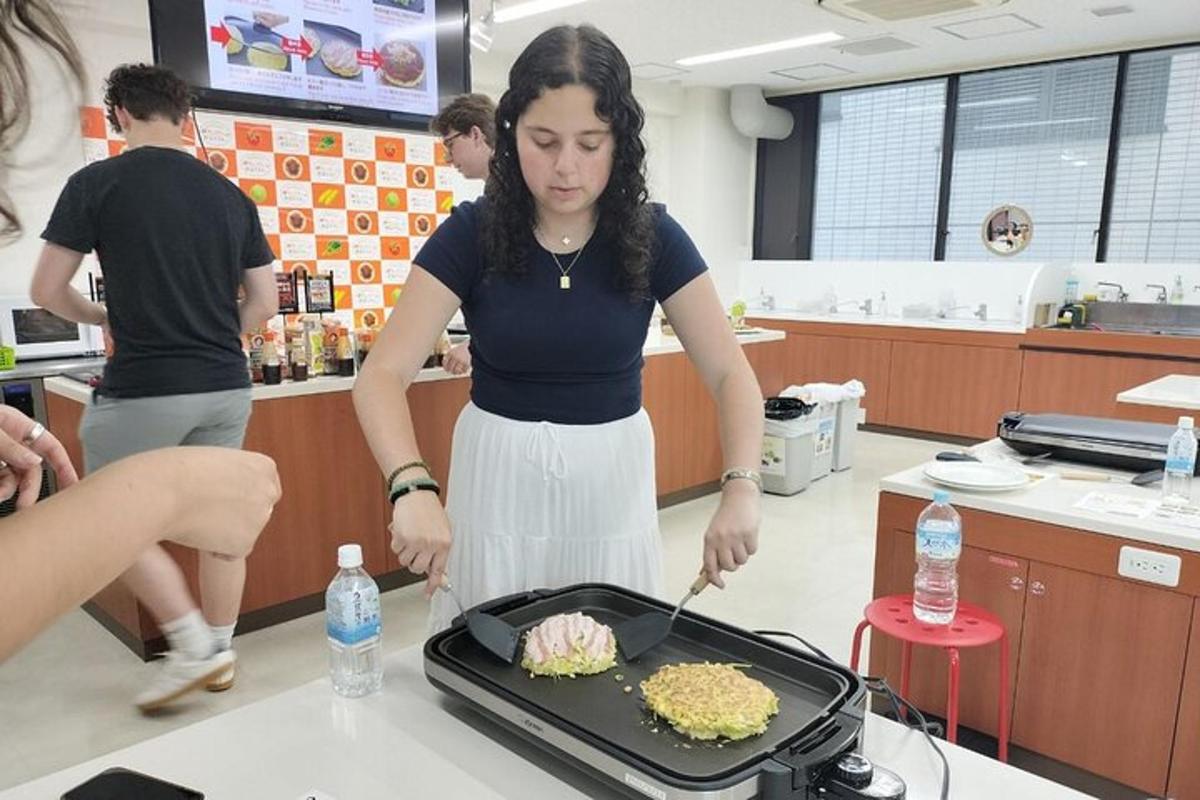 seorang wanita sedang menyediakan makanan di dapur