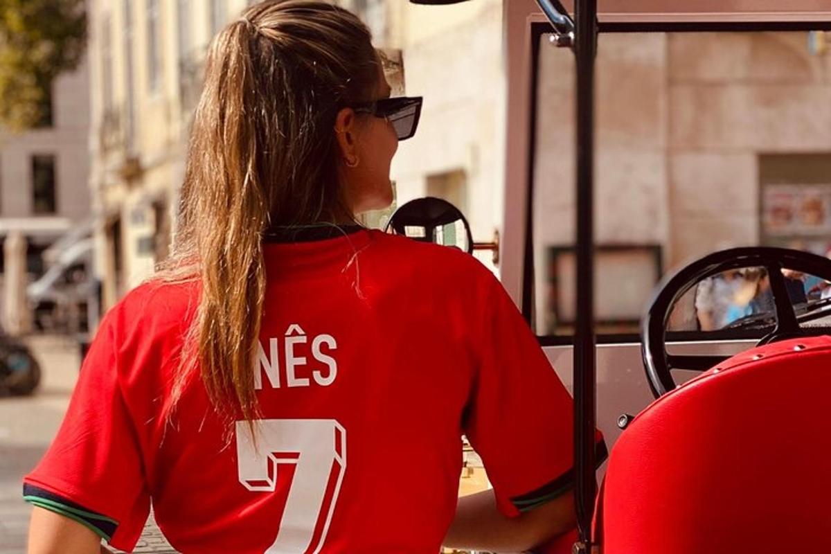 una donna con una maglietta rossa seduta su un autobus