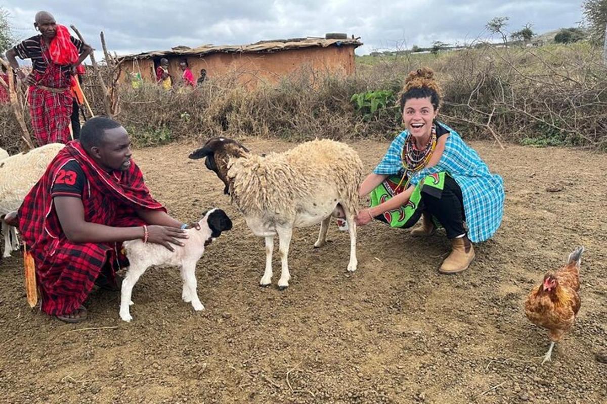 due donne, due pecore e galline in un campo