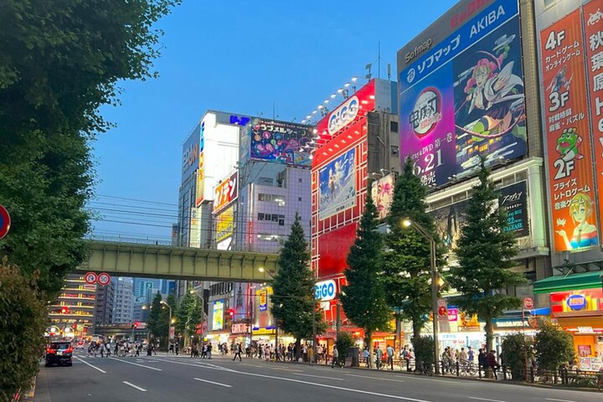 ถนนที่พลุกพล่านในเมืองที่มีอาคารมากมาย