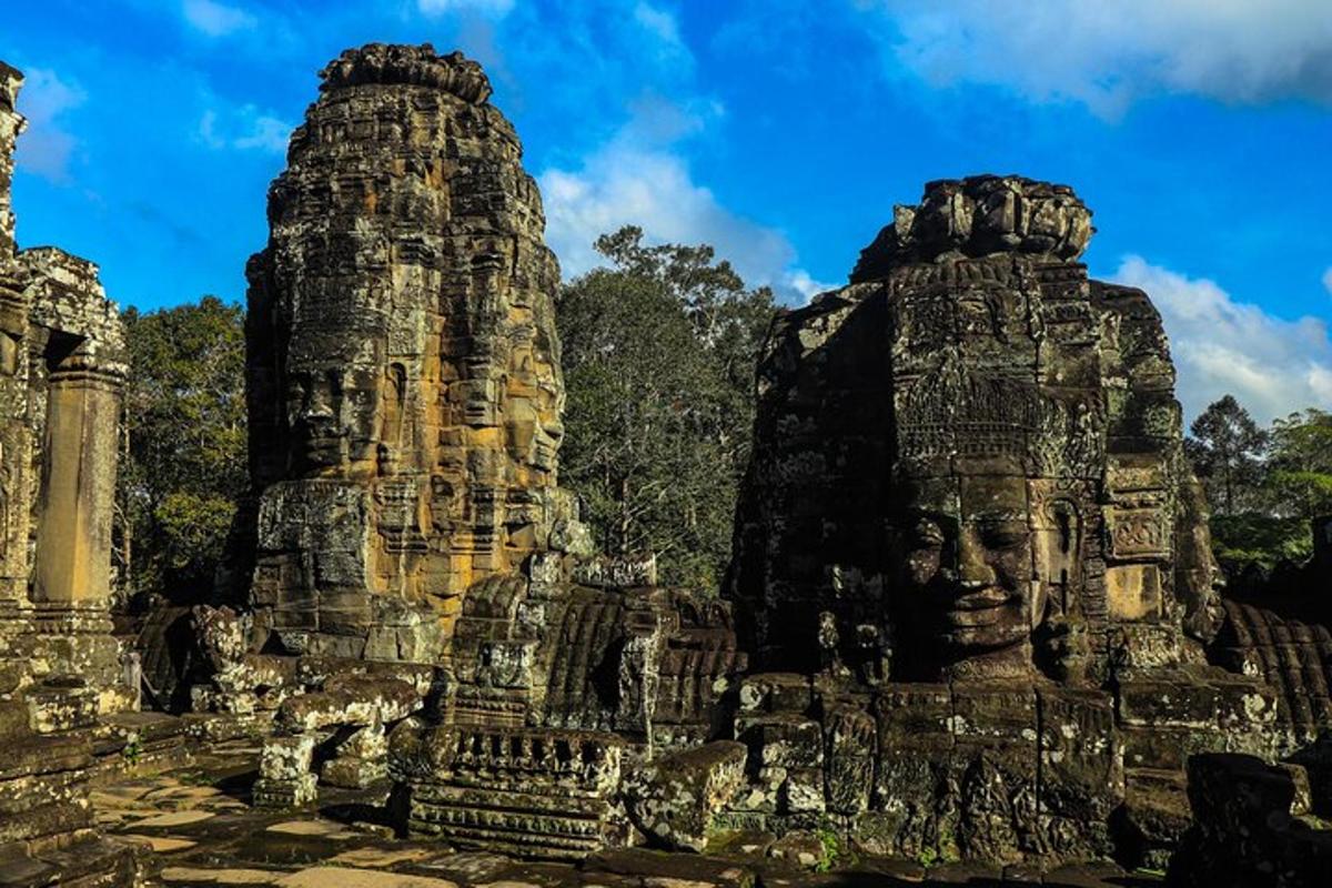 duas grandes estruturas de pedra com rostos nelas