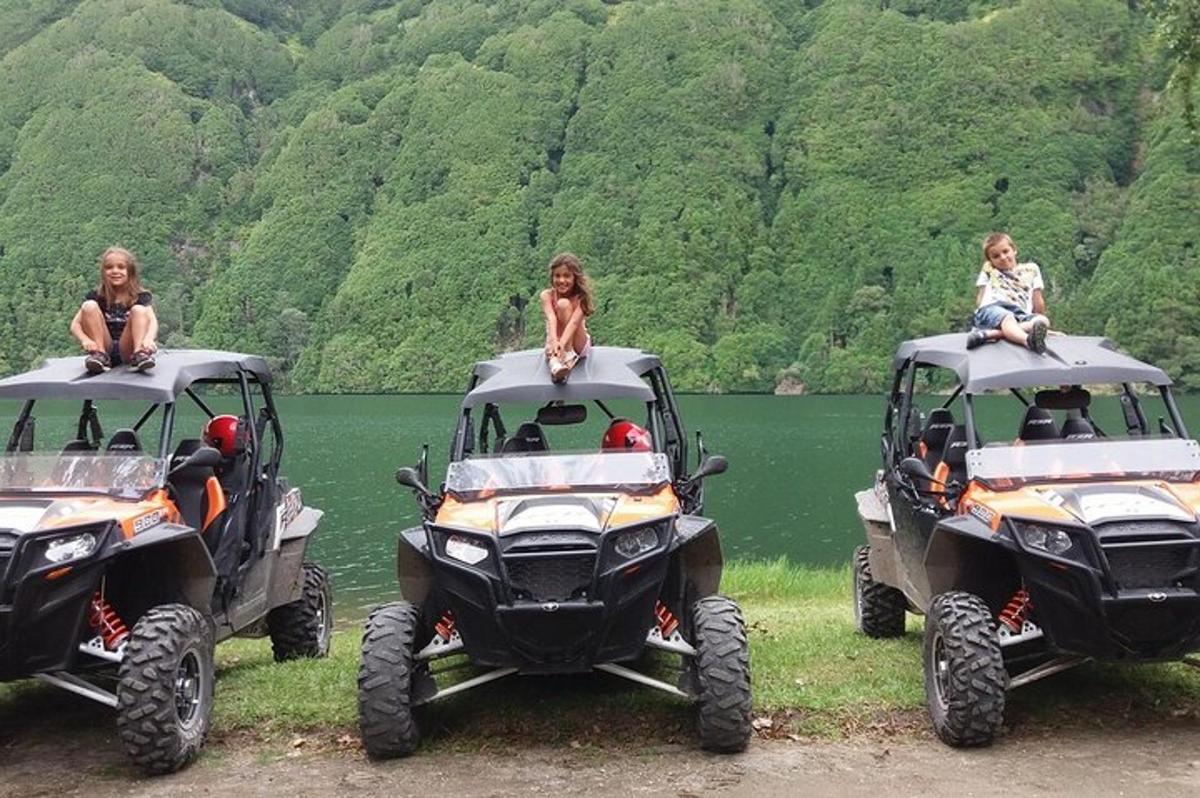 Két nő ül két ATV tetején egy tavon