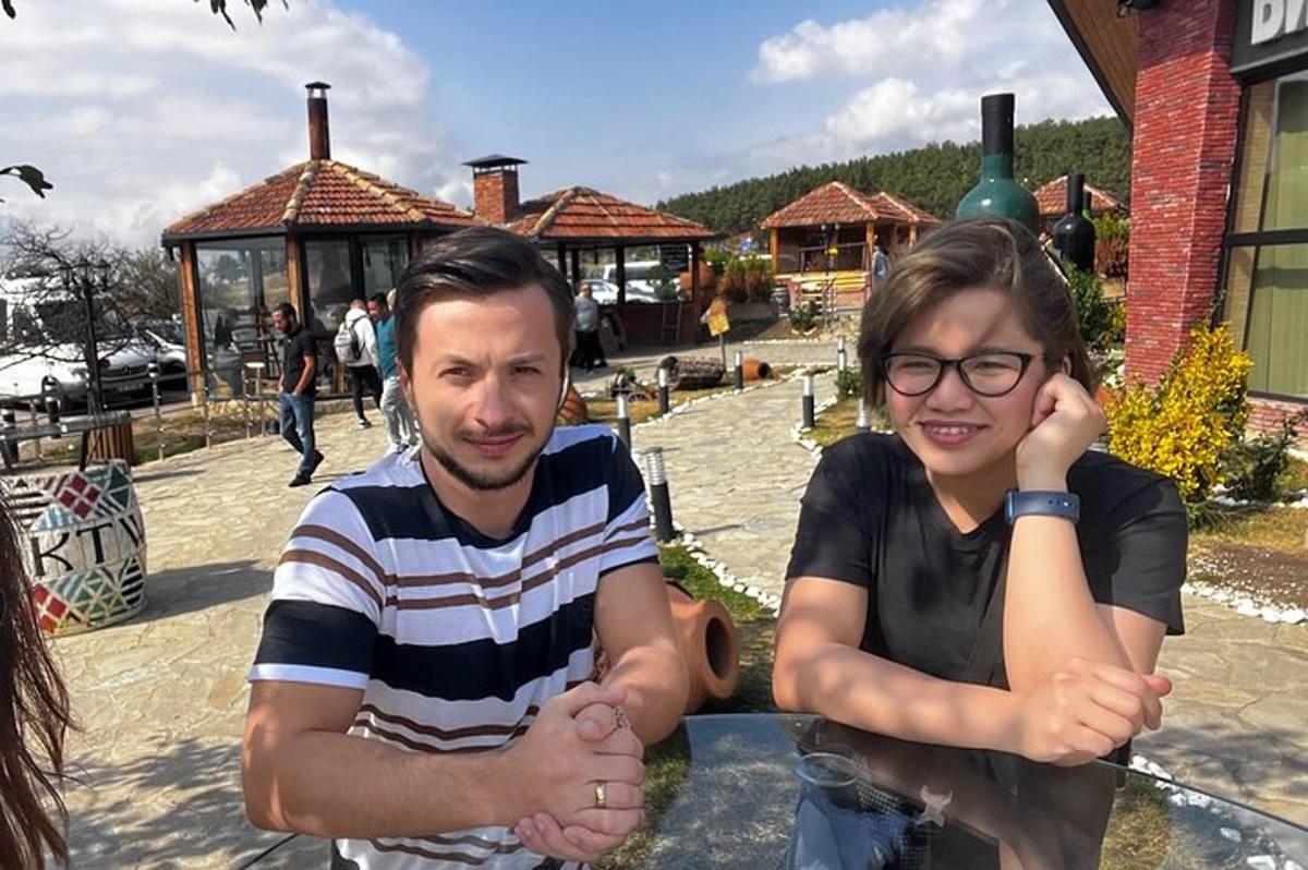 ένας άντρας και μια γυναίκα ποζάρουν για μια φωτογραφία
