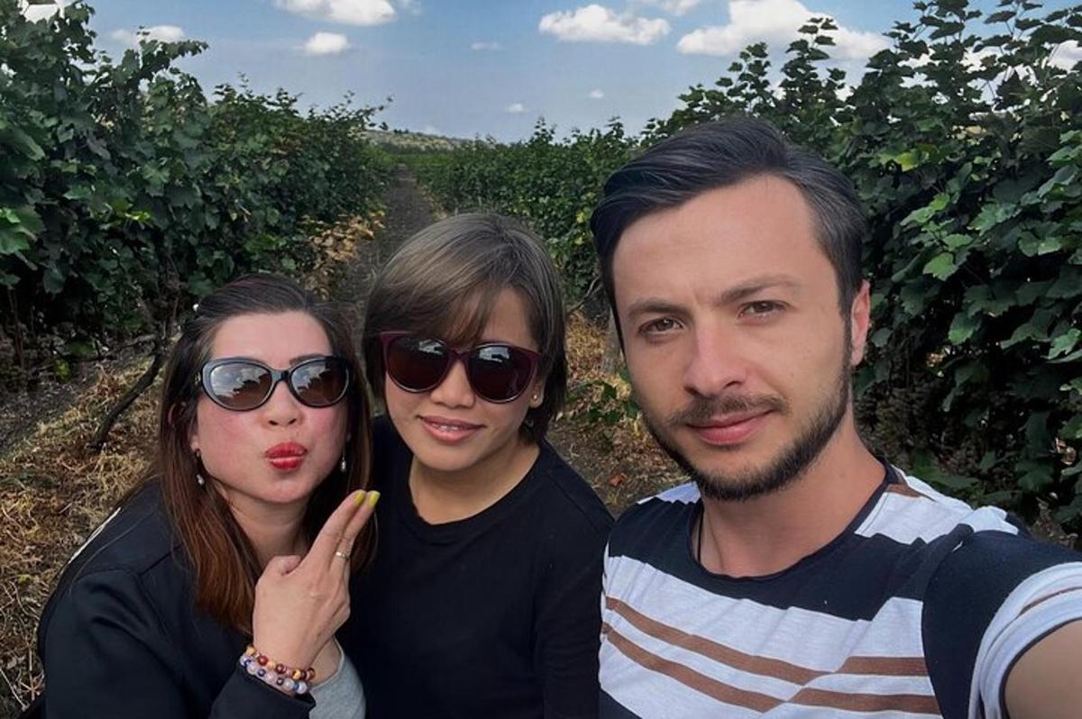 чоловік і дві жінки позують для фотографії