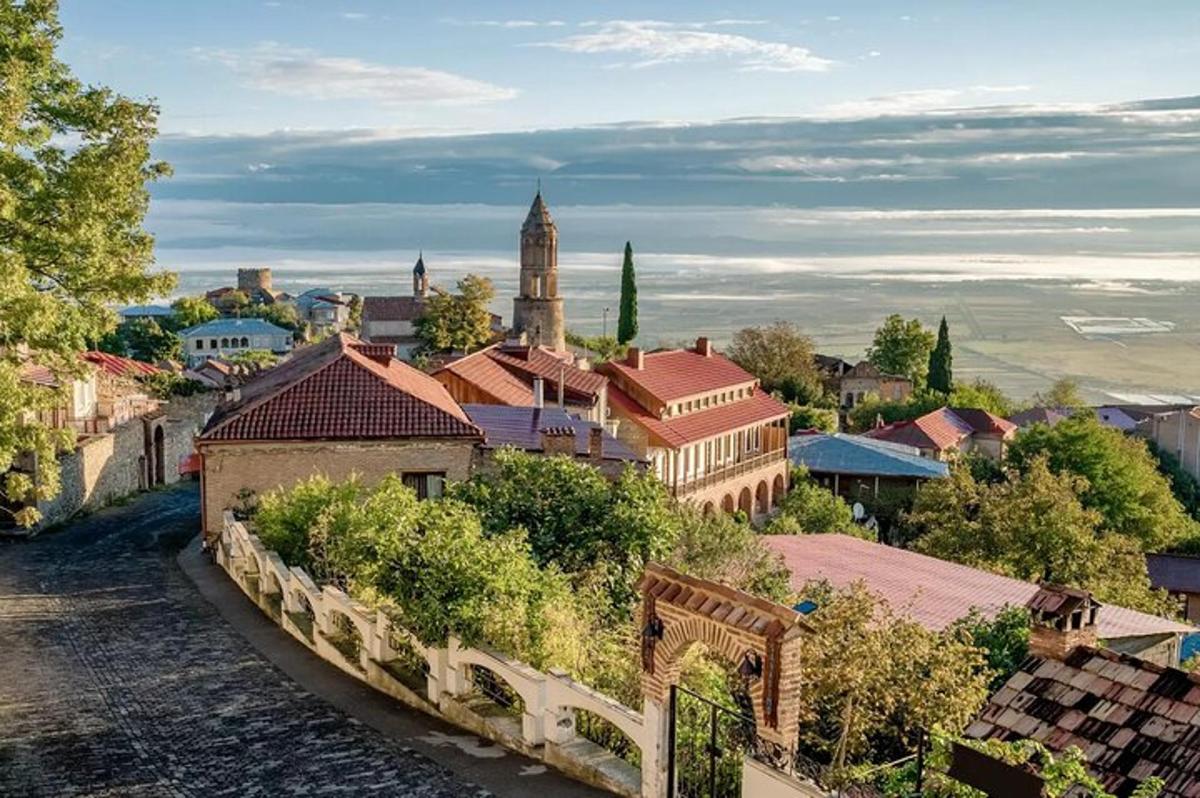 μια θέα της πόλης με έναν πύργο ρολογιού