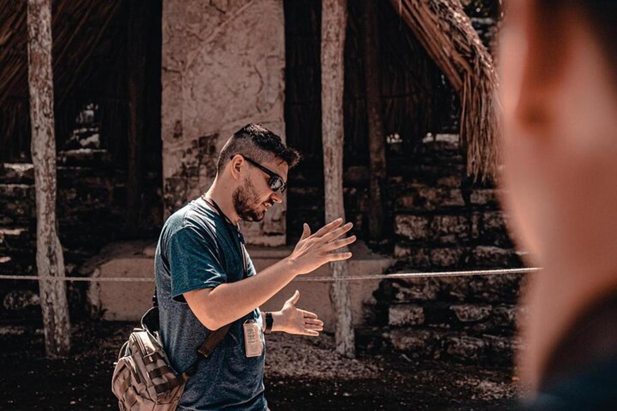 un uomo con la barba e gli occhiali che parla con una donna