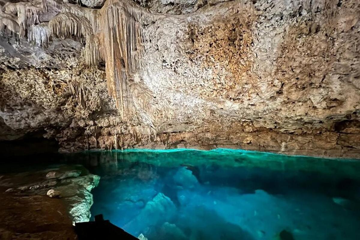 una pozza d'acqua in una grotta