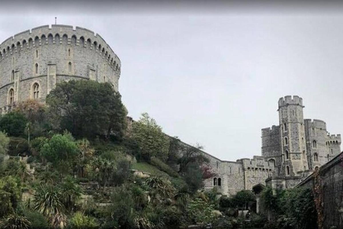 un grand château perché au sommet d'une colline
