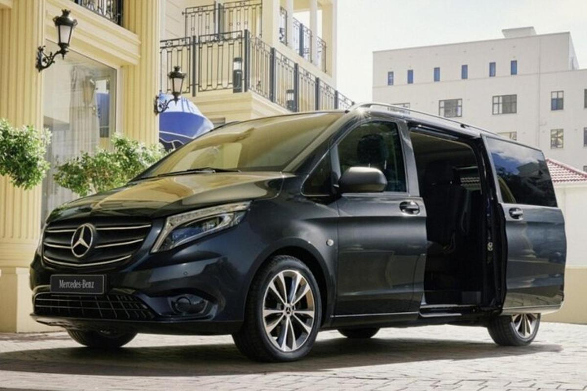 Černý minivan Mercedes Benz zaparkovaný na ulici