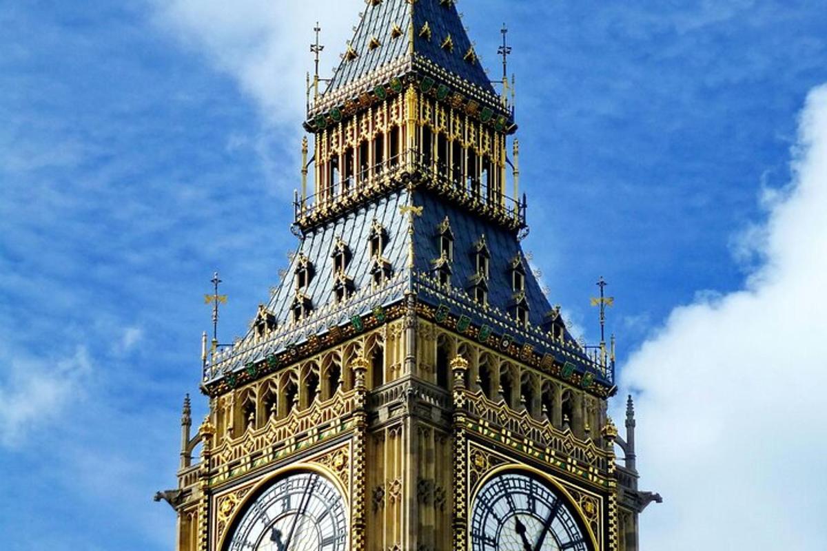 une grande tour avec une horloge au sommet de Big Ben